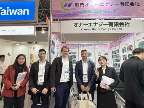 Kirsebærblomster blomstrer i Japan, vender tilbage med ære